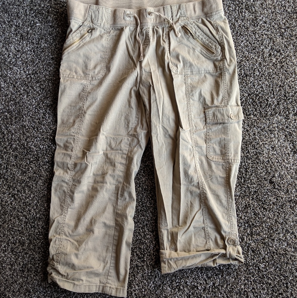 Maurices Cargo style Capri's